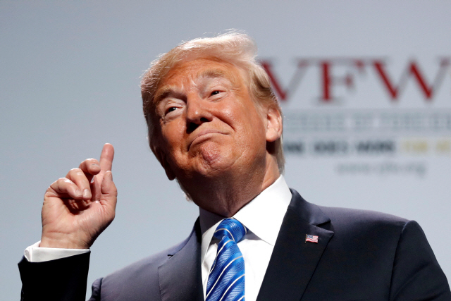 U.S. President Donald Trump gestures as he speaks in Kansas City, Missouri, U.S., July 24, 2018. REUTERS/Carlos Barria      <저작권자(c) 연합뉴스, 무단 전재-재배포 금지>