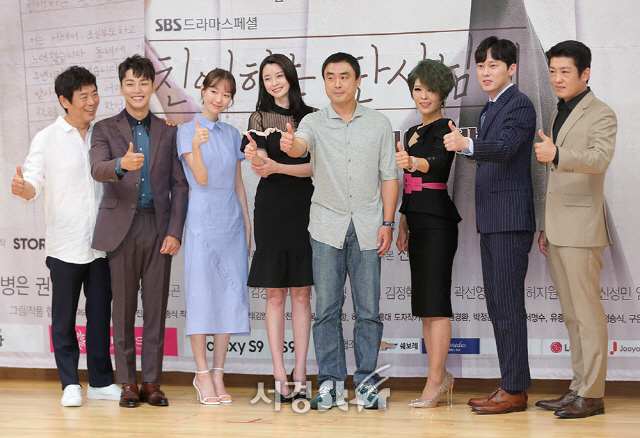 25일 오후 서울 양천구 목동 SBS에서 열린 SBS 새 수목드라마 ‘친애하는 판사님께’ 제작발표회에 참석한 주역들이 포토타임을 갖고 있다.