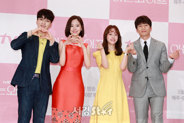 배우 장승조, 강한나, 한지민, 지성이 tvN 새 수목드라마 ‘아는 와이프‘ 제작발표회에 참석해 포토타임을 갖고 있다.