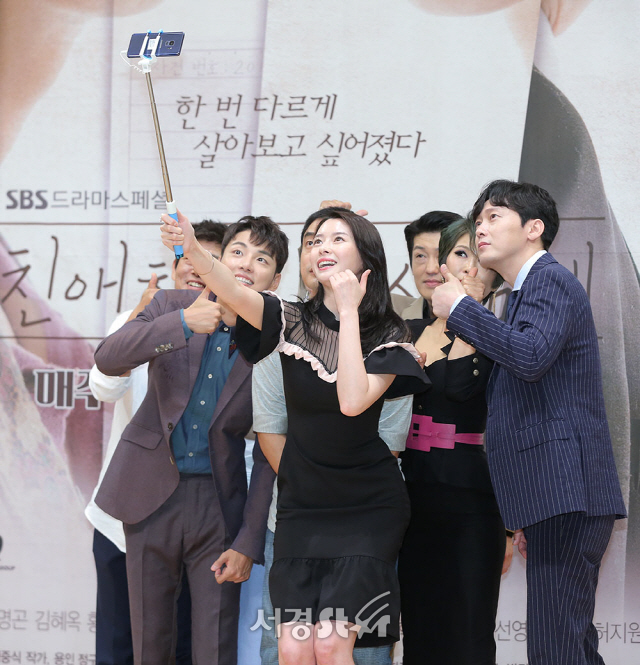 25일 오후 서울 양천구 목동 SBS에서 열린 SBS 새 수목드라마 ‘친애하는 판사님께’ 제작발표회에 참석한 배우들이 셀카를 찍고 있다.