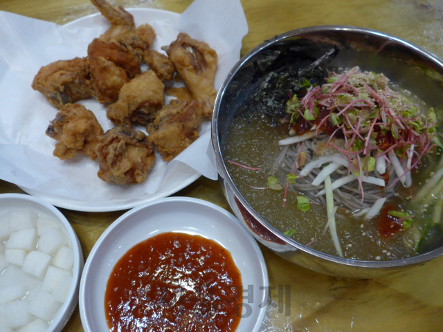 ‘중앙탑메밀마당’의 치킨과 막국수.