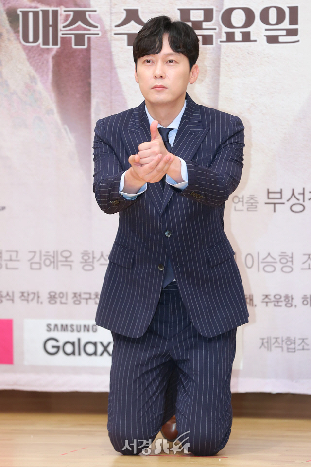 배우 박병은이 25일 오후 서울 양천구 목동 SBS에서 열린 SBS 새 수목드라마 ‘친애하는 판사님께’ 제작발표회에 참석해 포토타임을 갖고 있다.