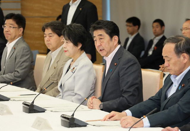 아베 신조(오른쪽 두 번째) 일본 총리가 24일 도쿄 총리관저에서 열린 ‘외국 인재의 수용·공생에 관한 관계 각료회의’에 참석해 발언하고 있다.           /사진 제공=일본 총리실