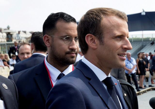 알렉상드르 베날라(왼쪽) 전 프랑스 엘리제궁 보좌관이 지난 14일 파리에서 열린 프랑스 혁명기념일 행사에서 에마뉘엘 마크롱 대통령을 수행하고 있다.     /파리=로이터연합뉴스