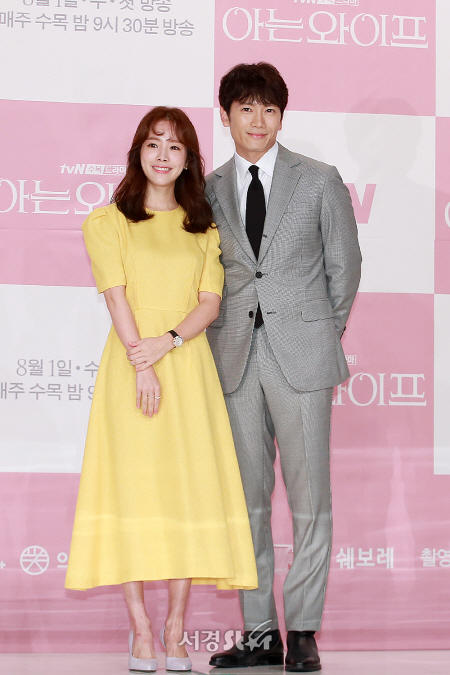 배우 한지민과 지성이 tvN 새 수목드라마 ‘아는 와이프‘ 제작발표회에 참석해 포토타임을 갖고 있다./사진=지수진 기자