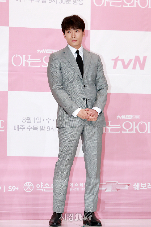 배우 지성이 tvN 새 수목드라마 ‘아는 와이프‘ 제작발표회에 참석해 포토타임을 갖고 있다.