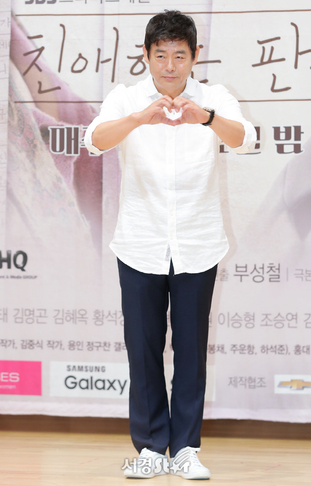 배우 성동일이 25일 오후 서울 양천구 목동 SBS에서 열린 SBS 새 수목드라마 ‘친애하는 판사님께’ 제작발표회에 참석해 포토타임을 갖고 있다.