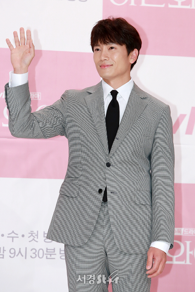 배우 지성이 tvN 새 수목드라마 ‘아는 와이프‘ 제작발표회에 참석해 포토타임을 갖고 있다.