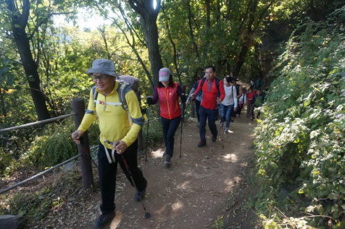 에듀윌 공인중개사 동문회원들과 계양산 산행 중, 가장 왼쪽이 이종엽 대표