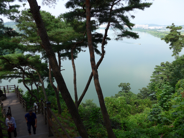 ‘탄금대’를 찾은 여행객이 열두대 위에서 경치를 감상한 뒤 나무 데크길을 따라 걸어 올라오고 있다.