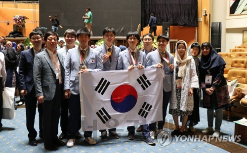 지난 22일 폐막한 ‘제29회 국제생물올림피아드’(IBO)에서 한국 대표단이 금메달 1개와 은메달 3개로 68개 참가국 중 종합8위를 기록한 뒤 기념포즈를 취하고 있다. /사진제공=한국과학창의재단