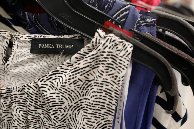 도널드 트럼프 미국 대통령의 장녀 이방카 트럼프의 의류 브랜드 상품들. /뉴욕=로이터연합뉴스