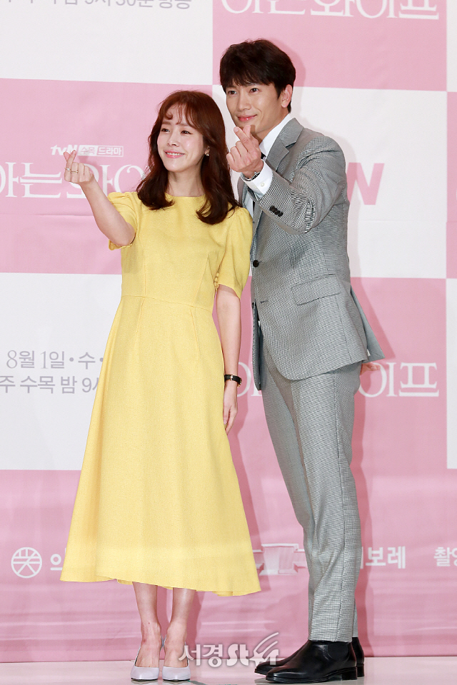 배우 한지민과 지성이 tvN 새 수목드라마 ‘아는 와이프‘ 제작발표회에 참석해 포토타임을 갖고 있다.