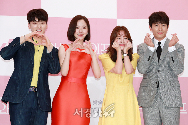 배우 장승조, 강한나, 한지민, 지성이 tvN 새 수목드라마 ‘아는 와이프‘ 제작발표회에 참석해 포토타임을 갖고 있다.