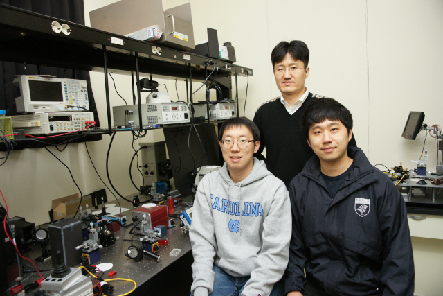 박홍규(가운데) 고려대 물리학과 교수가 연구실에서 앞자리 학생들과 포즈를 취하고 있다. /사진제공=한국연구재단
