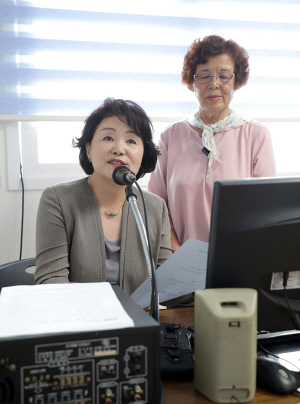 김정숙 여사가 25일 충북 청주시 한 마을을 찾아 폭염에 주의를 당부하는 마을방송을 하고 있다. /사진제공=청와대