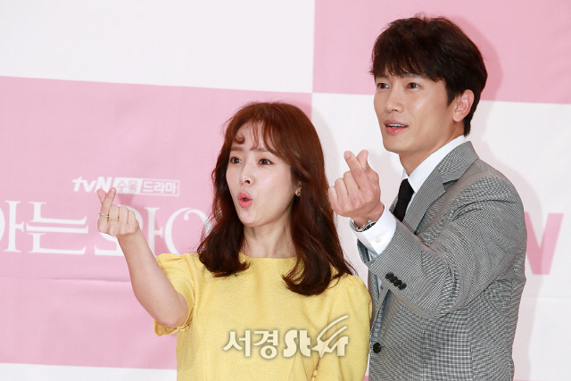 배우 한지민과 지성이 tvN 새 수목드라마 ‘아는 와이프‘ 제작발표회에 참석해 포토타임을 갖고 있다.