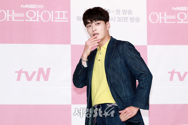 배우 장승조가 tvN 새 수목드라마 ‘아는 와이프‘ 제작발표회에 참석해 포토타임을 갖고 있다.