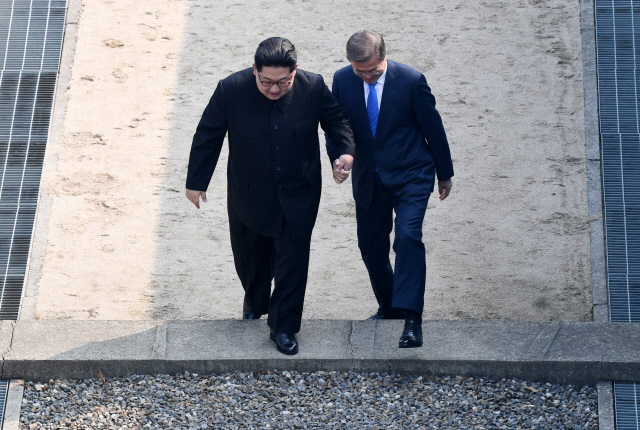 지난 4월 27일 문재인 대통령과 북한 김정은 국무위원장이 군사분계선 북측으로 넘어갔다가 다시 남측으로 넘어오고 있다./출처=연합뉴스 자료사진