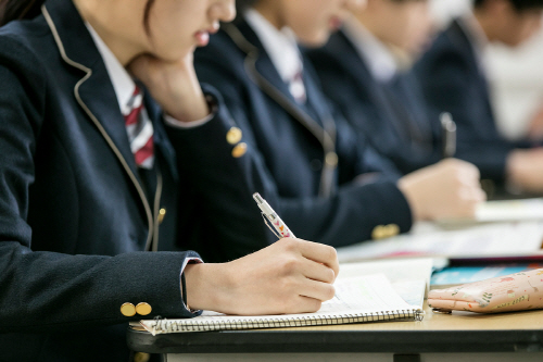 서울시교육청은 내년 17개 고등학교 1학년 학급을 하나씩 줄인다고 ‘2019학년도 고등학교 학급감축 계획’을 통해 26일 밝혔다. /이미지투데이
