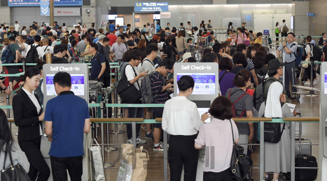 본격적인 휴가철을 맞아 26일 오전 인천국제공항 3층 여객터미널이 여행객들로 붐비고 있다./영종도=이호재기자.