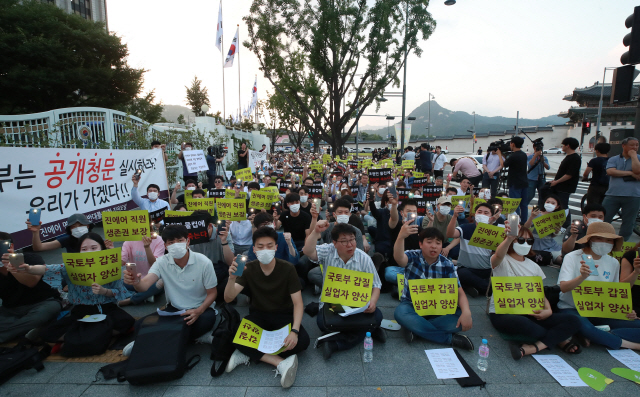 ‘면허취소 반대를 위한 직원모임’에 참여하고 있는 진에어 직원들이 지난 25일 오후 서울 세종대로 정부서울청사 앞에서 ‘진에어 직원 생존을 위협하는 국토부 갑질 규탄대회’를 갖고 있다. /연합뉴스