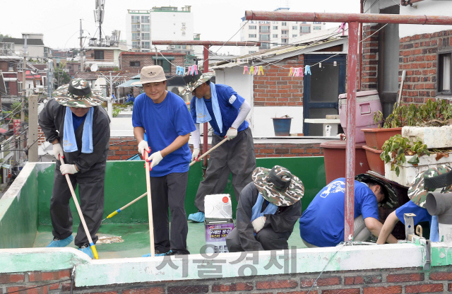 26일 오전 서울 양천구 신월3동의 한 주택 옥상에서 김명운(왼쪽 두번째) 한국공항공사 사장직무대행과 직원 및 가족봉사단, 지역주민 등이 'KAC 쿨루프 캠페인'을 진행하고 있다. 
한국공항공사 임직원 및 가족, 지역주민이 모두 협력하는 'KAC 쿨루프 캠페인'은 오는 28일까지 추진한다.  
쿨루프(Cool Roof) 캠페인이란 미국 뉴욕에서 오래된 건물에 거주하는 저소득층 노인들이 폭염에 사망하는 일이 증가되어 시작된 캠페인으로 옥상에 적외선을 반사하는 차열효과로 실내온도를 3∼4℃ 낮추는 효과가 있다./이호재기자.