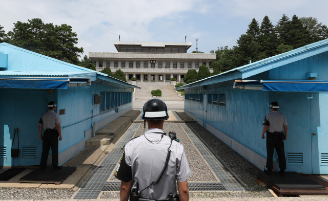 북한이 최근 판문점에서 미군유해 송환용 나무상자를 수령하는 등 27일 유해 송환하기 위한 준비를 마친 것으로 전해졌다./연합뉴스