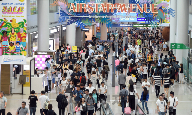 본격적인 휴가철을 맞아 26일 오전 인천국제공항 면세구역이 여행객들로 붐비고 있다./영종도=이호재기자.