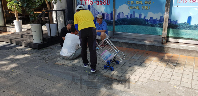서울시 관계자가 폭염 피해 예방을 위해 어르신들에게 시원한 생수를 나눠주고 있다. /사진제공=서울시