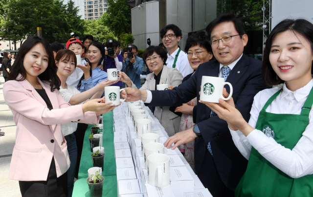 1회 용품 사용을 줄이기 위해 머그잔 이용을 권유하는 커피전문점과 패스트푸드점이 많지 않은 것으로 나타났다./서울경제DB