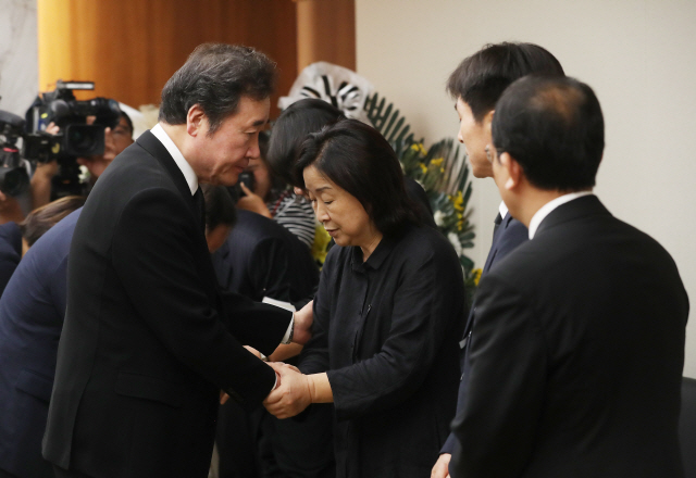 이낙연 국무총리가 26일 서울 신촌 세브란스병원에 마련된 고 노회찬 정의당 원내대표의 빈소를 찾아 심상정 의원 등을 위로하고 있다./연합뉴스