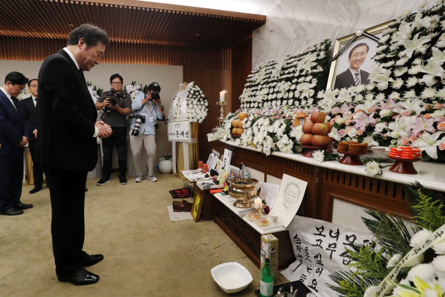 이낙연 국무총리가 26일 서울 신촌세브란스병원에 마련된 고(故) 노회찬 정의당 원내대표의 빈소를 찾아 조문하고 있다. /연합뉴스