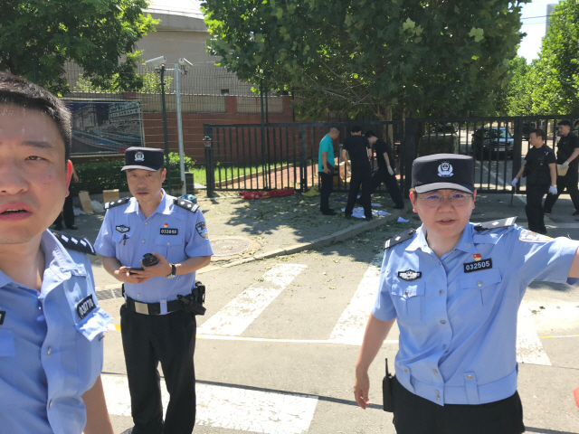 26일 중국 베이징에서 현지 경찰들이 폭발 사고가 일어난 미국 대사관 주변을 통제하고 있다./베이징=로이터연합뉴스