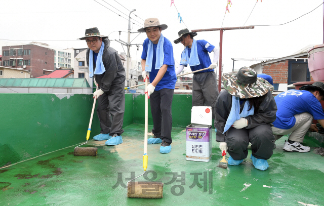 26일 오전 서울 양천구 신월3동의 한 주택 옥상에서 김명운(왼쪽 두번째) 한국공항공사 사장직무대행과 직원 및 가족봉사단, 지역주민 등이 'KAC 쿨루프 캠페인'을 진행하고 있다. 
한국공항공사 임직원 및 가족, 지역주민이 모두 협력하는 'KAC 쿨루프 캠페인'은 오는 28일까지 추진한다.  
쿨루프(Cool Roof) 캠페인이란 미국 뉴욕에서 오래된 건물에 거주하는 저소득층 노인들이 폭염에 사망하는 일이 증가되어 시작된 캠페인으로 옥상에 적외선을 반사하는 차열효과로 실내온도를 3∼4℃ 낮추는 효과가 있다./이호재기자.