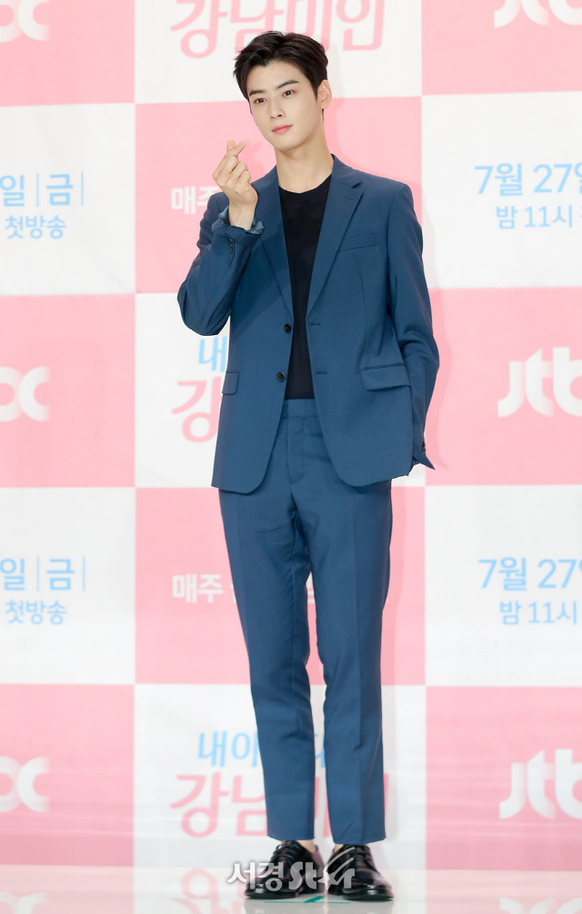 배우 차은우가 26일 오후 서울 영등포구 아모리스 영등포 타임스퀘어점에서 열린 JTBC ‘내 아이디는 강남미인’ 제작발표회에 참석해 포토타임을 갖고 있다.