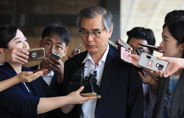 공정거래위원회 전직 간부들의 불법 재취업을 도운 혐의를 받는 정재찬 전 공정거래위원회 위원장이 25일 오전 서울 중앙지검으로 피의자 신분으로 출석하고 있다./연합뉴스