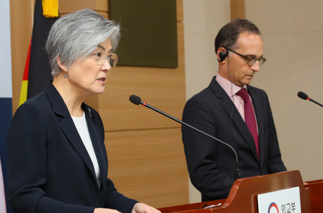 강경화 외교장관이 26일 서울 외교부에서 열린 한국-독일 외교장관 공동기자회견에서 모두발언하고 있는 모습./연합뉴스