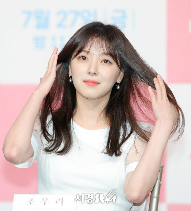 배우 조우리가 26일 오후 서울 영등포구 아모리스 영등포 타임스퀘어점에서 열린 JTBC ‘내 아이디는 강남미인’ 제작발표회에 참석해 머리카락을 정리하고 있다.