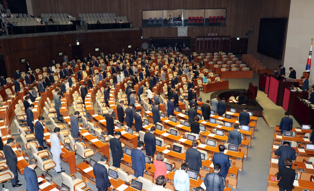 26일 열린 국회 본회의에서 의사일정에 앞서 의원들이 고(故) 노회찬 정의당 의원을 추모하는 묵념을 하고 있다./연합뉴스