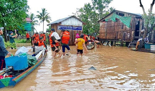 라오스 보조댐 사고로 범람한 물이 국경을 넘어 캄보디아에까지 흘러가 5,000 명 이상의 주민이 대피했다./크메르타임스=연합뉴스