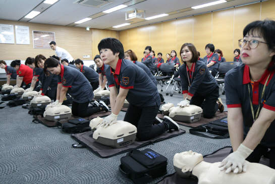최근 서울 중구 CJ엠디원 본사에서 유통매장 판촉사원을 비롯한 300여명이 심폐소생술 교육을 받고 있다. CJ그룹은 지난해 12월 임직원 심폐소생술 교육을 시작했으며 7개월 만에 수료 인원이 1,000명을 넘어섰다고 26일 밝혔다.  /사진제공=CJ그룹