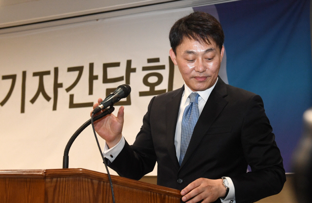 26일 기자간담회에서 최용석 신일그룹 대표가 질의를 듣고 있다./권욱기자