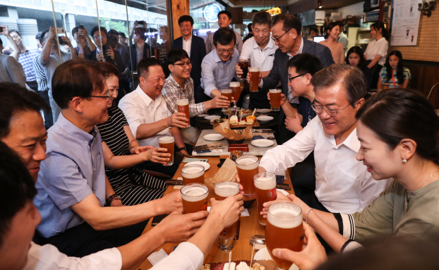 文, 광화문서 깜짝 호프미팅 “현장 목소리 들으러 왔다”    문재인 대통령이 26일 오후 서울 광화문 인근의 한 맥줏집에서 퇴근길 시민들과 만나 건배하고 있다. 이 자리에는 박용만 대한상의 회장과 청년 구직자, 경력단절 여성구직자. 최저임금 적용 근로자, 중소기업 대표 등이 참석했다. /연합뉴스