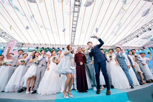 항저우 본사 건물에서 열리는 연례 단체 결혼식에 참석한 알리바바 마윈 회장.