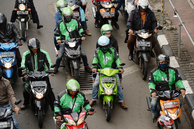 인도네시아 자카르타에서 그랩 Grab과 고젝 Gojjek 앱을 사용하고 있는 오토바이 운전자들