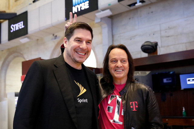 티모바일의 존 레저(오른쪽)가 스프린트 CEO 마르셀로 클라우르와 사진을 찍으며 장난을 치고 있다.
