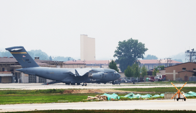 26일 오후 경기도 평택시 주한미공군 오산기지에 수송기 C-17 글로브마스터가 대기하고 있다. /연합뉴스