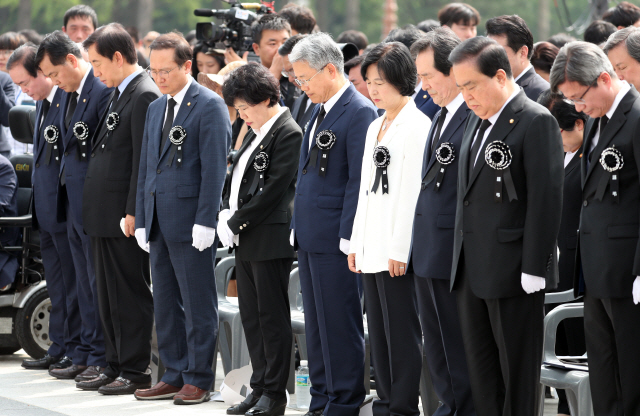 27일 오전 국회에서 열린 정의당 고 노회찬 의원의 영결식에서 문희상 국회의장을 비롯한 여야 지도부가 고인을 추모하고 있다. /연합뉴스