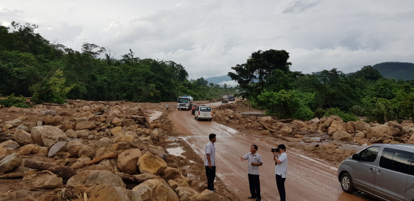 26일 라오스 아타프 댐붕괴 사고현장으로 접근하는 도로 주변이 사고의 여파로 생긴 낙석들로 어지럽혀져 있다./아타프<라오스>=연합뉴스